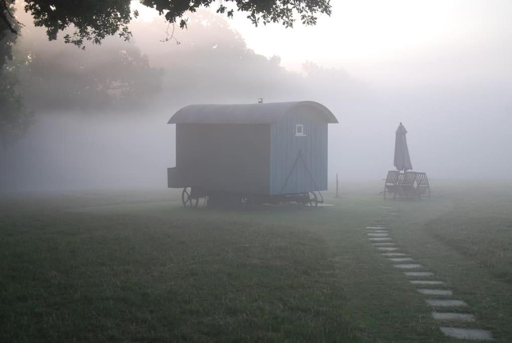 Skylark Shepherds Hut ロイヤル・タンブリッジ・ウェルズ エクステリア 写真