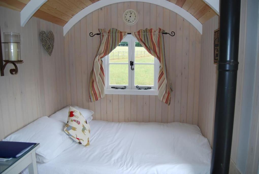 Skylark Shepherds Hut ロイヤル・タンブリッジ・ウェルズ エクステリア 写真